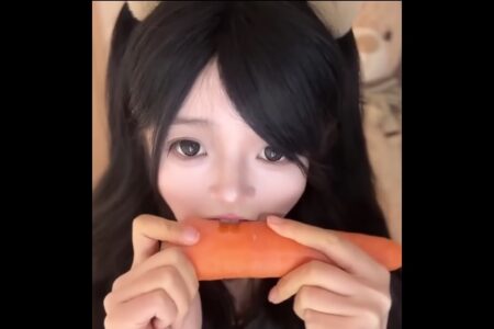 まるで人間3Dプリンタ！自分の歯だけでニンジンを彫刻する中国女子が凄い