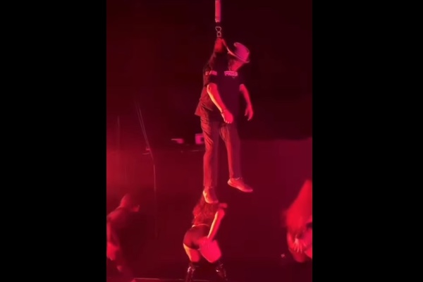 イギリスの高齢ラッパー、ステージで宙吊りのまま意識を失い「死亡宣告」