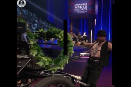 乳首で重量991kgを牽引した男性、ギネス世界記録認定