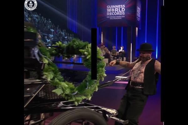 乳首で重量991kgを牽引した男性、ギネス世界記録認定