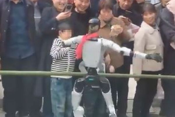 ダンスをしていたロボットに、男の子が顔を叩かれる【動画】