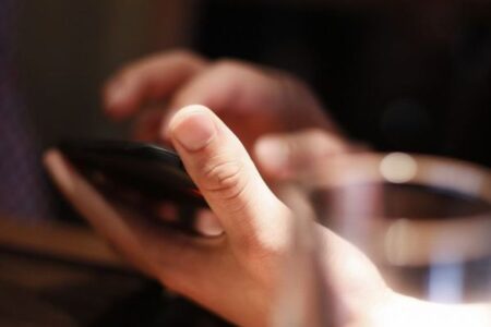 SNSを長時間使う子供、鬱病や不安症を発症する可能性が高い【研究】