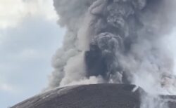 グアテマラの活火山で噴火、登山者たちが慌てて下山する【動画】