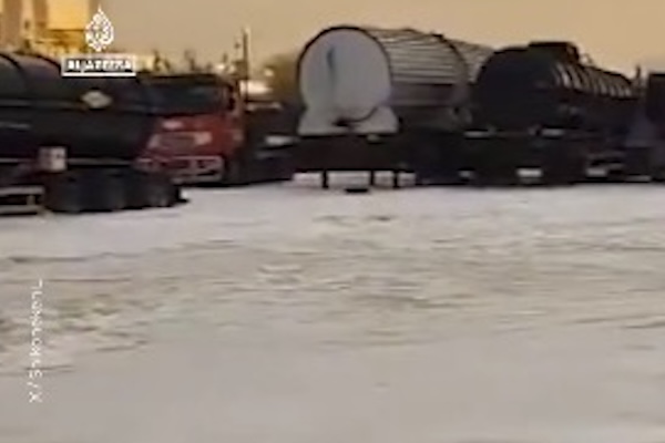 アフリカのナミビアで大量の雹が降り、地元の住民もびっくり【動画】