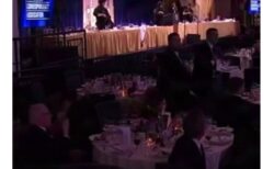 ホワイトハウス記者晩餐会で起きた発砲事件中、一人だけ“ブラータを食べ続けた男”が話題に