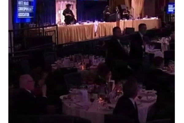 ホワイトハウス記者晩餐会で起きた発砲事件中、一人だけ“ブラータを食べ続けた男”が話題に