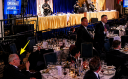 ホワイトハウス記者晩餐会で起きた発砲事件中、一人だけ“ブラータを食べ続けた男”が話題に