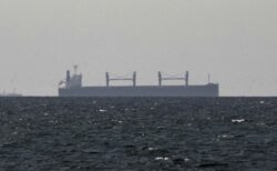 米軍の駆逐艦がイランの船舶を砲撃、海兵隊が乗り込み拿捕