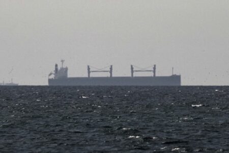 米軍の駆逐艦がイランの船舶を砲撃、海兵隊が乗り込み拿捕