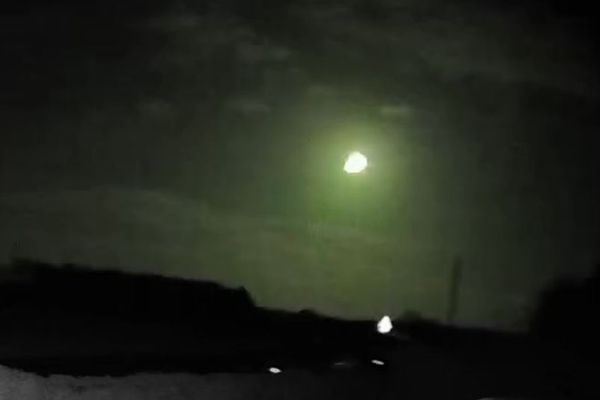 イギリスの上空を、眩い火球が横切っていく【動画】