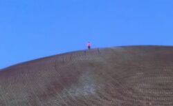 ラスベガスにある「スフィア」を、謎の人物が登っていく【動画】