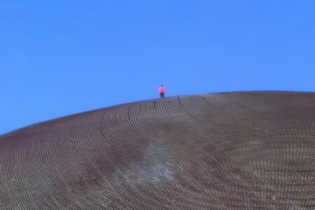 ラスベガスにある「スフィア」を、謎の人物が登っていく【動画】