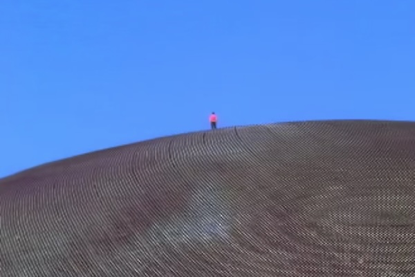 ラスベガスにある「スフィア」を、謎の人物が登っていく【動画】