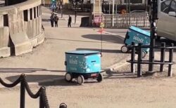 縁石を乗り越えられない2台のロボット、親切な人々が助ける【動画】