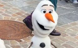 パリのディズニーランドで「オラフ」のロボットが故障、子供たちもびっくり