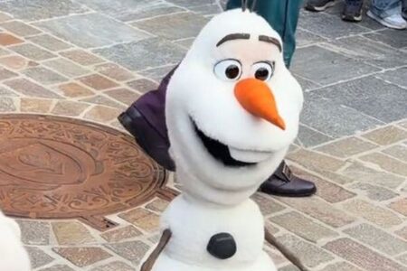パリのディズニーランドで「オラフ」のロボットが故障、子供たちもびっくり