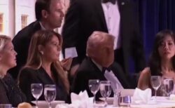 ホワイトハウス記者協会の晩餐会で銃撃事件、トランプ大統領らは避難