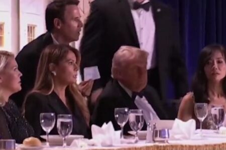 ホワイトハウス記者協会の晩餐会で銃撃事件、トランプ大統領らは避難