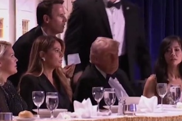 ホワイトハウス記者協会の晩餐会で銃撃事件、トランプ大統領らは避難