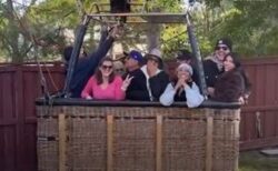 民家の裏庭に13人が乗った熱気球が不時着、住民もびっくり【動画】