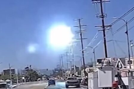 小型機が送電線に接触して墜落、恐ろしい瞬間を撮影