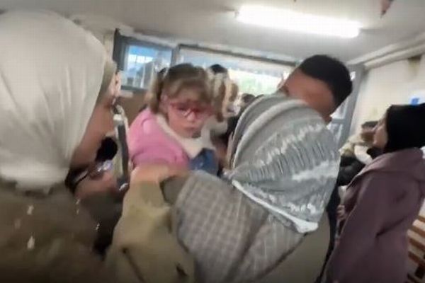 ガザ地区の病院で未熟児として生まれた赤ちゃん、生き延びて母親と再会を果たす