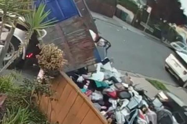 ゴミ収集会社、料金を支払わない顧客の家に、大量のゴミを投棄