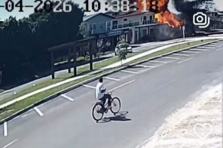 ブラジルで小型機がレストランに墜落、爆発して4人が死亡【動画】