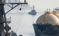 ホルムズ海峡付近で2隻の船舶が攻撃を受ける、イランは海峡の再封鎖を表明