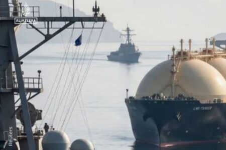 ホルムズ海峡付近で2隻の船舶が攻撃を受ける、イランは海峡の再封鎖を表明