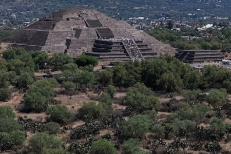 メキシコのテオティワカン遺跡で男が銃を発砲、カナダ人観光客が死亡【動画】