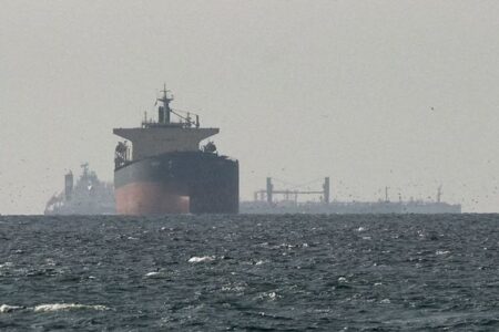 イランの外相がホルムズ海峡の開放を宣言、全ての商船が航行可能