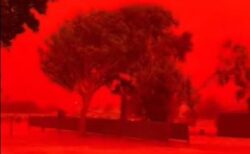 オーストラリア北西部で大気が鮮やかな赤に染まる、その原因とは？