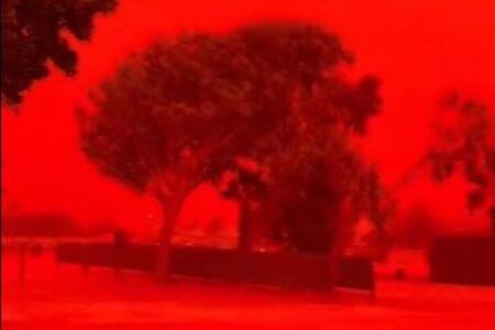 オーストラリア北西部で大気が鮮やかな赤に染まる、その原因とは？