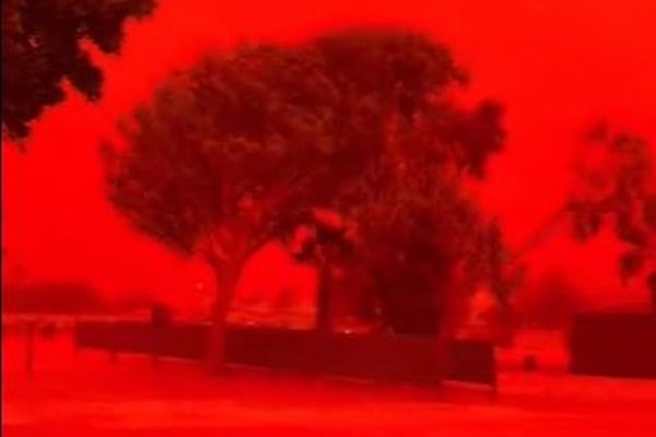 オーストラリア北西部で大気が鮮やかな赤に染まる、その原因とは？