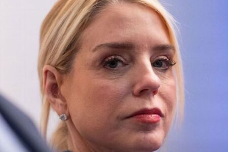 トランプ氏がパム・ボンディ司法長官を解任、次は国家情報長官か？