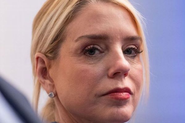 トランプ氏がパム・ボンディ司法長官を解任、次は国家情報長官か？