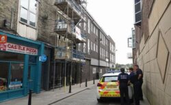 英で床下から、100年前の新聞紙に包まれた新生児の骨を発見