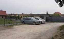 父親により1年以上も車に監禁された少年、栄養失調で発見される【フランス】