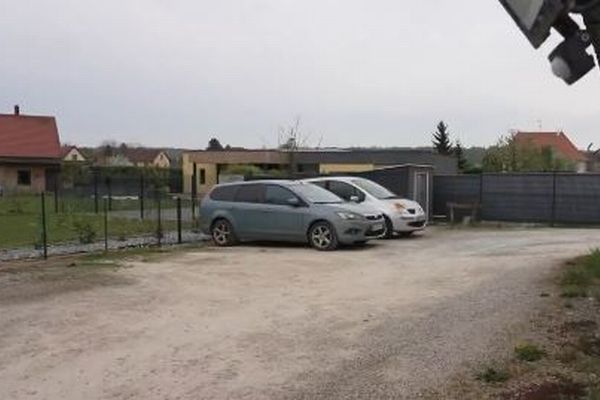 父親により1年以上も車に監禁された少年、栄養失調で発見される【フランス】