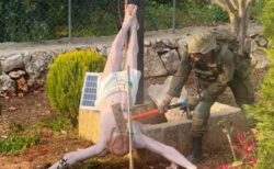 レバノン南部でイスラエル兵が、キリストの像をハンマーで破壊