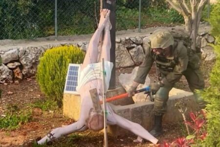 レバノン南部でイスラエル兵が、キリストの像をハンマーで破壊