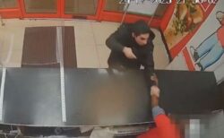 間違ったソースを渡された客の男が激怒、店員に模造銃を突きつけ暴行【動画】