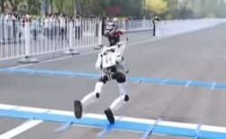 中国のロボットマラソンでハプニング、スタート地点で転倒し、砕け散る【動画】