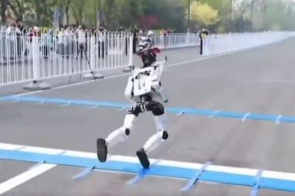 中国のロボットマラソンでハプニング、スタート地点で転倒し、砕け散る【動画】