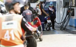 タイの葬儀屋、燃料不足を訴え、遺体をガソリンスタンドに持ち込む