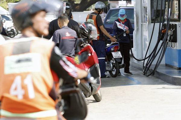 タイの葬儀屋、燃料不足を訴え、遺体をガソリンスタンドに持ち込む