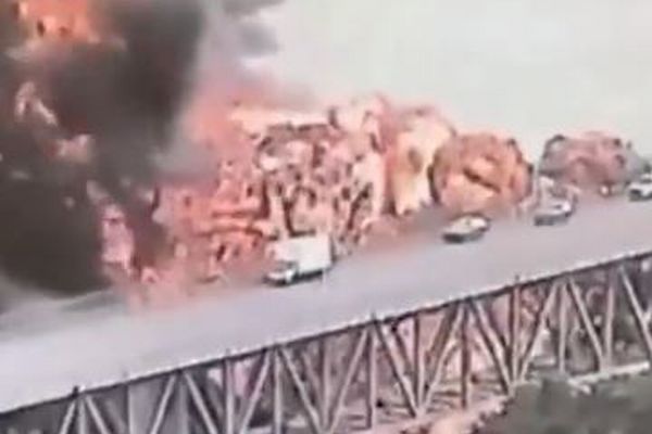 パナマ運河にかかる橋で大爆発、燃料トラックが炎上して1人死亡