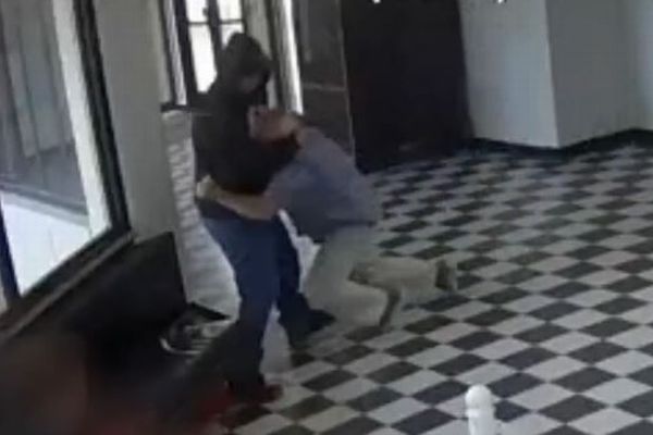 高校に男が銃を持って侵入、校長が体を張って食い止める【動画】