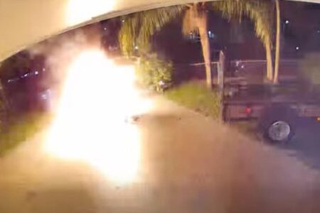 住民が家の外へ運んだ直後、電動車椅子のバッテリーが爆発【動画】